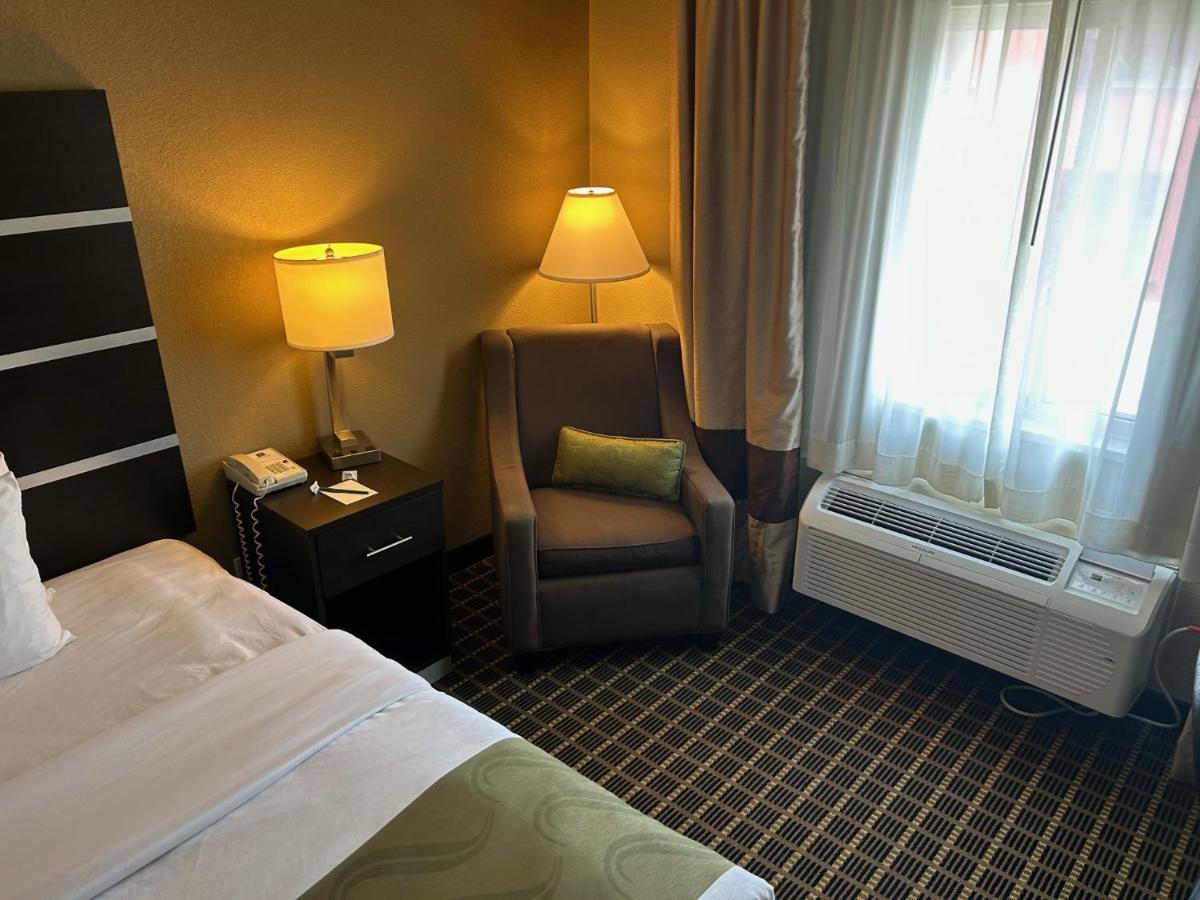 Quality Inn & Suites Бредфорд Екстер'єр фото