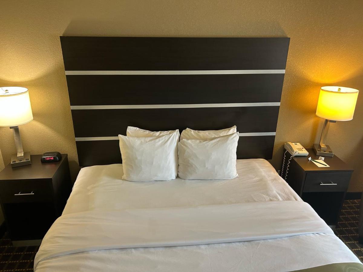 Quality Inn & Suites Бредфорд Екстер'єр фото