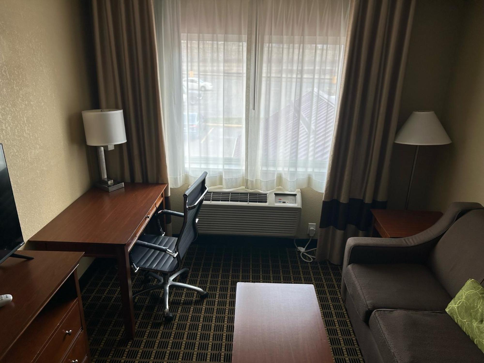 Quality Inn & Suites Бредфорд Екстер'єр фото