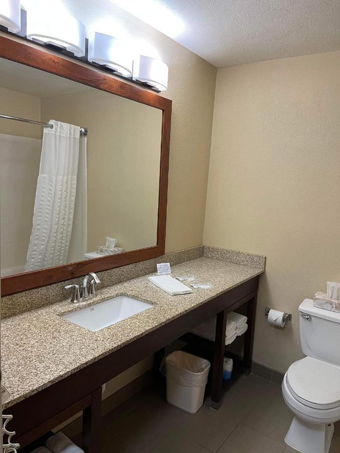 Quality Inn & Suites Бредфорд Екстер'єр фото