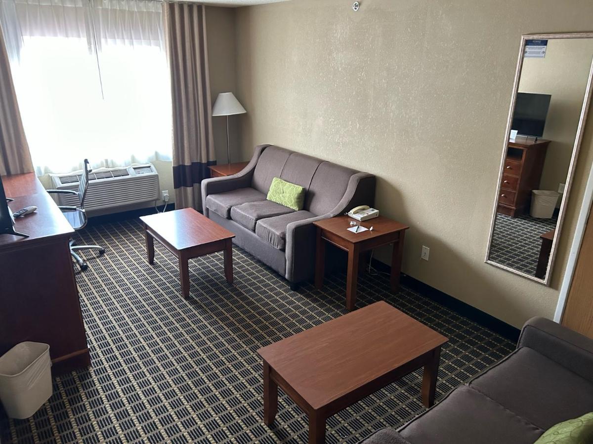 Quality Inn & Suites Бредфорд Екстер'єр фото